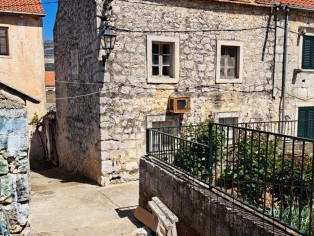 Old stone house to renovate