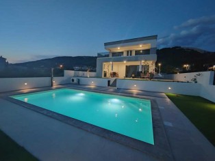 Solid family villa with pool not far from the sea (NAV2255)