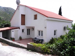 House with three apartments south of Dubrovnik