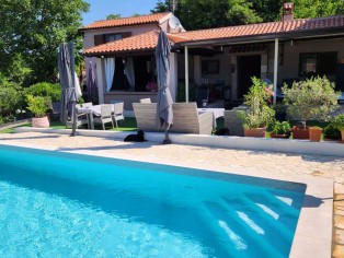 2 houses with pool and 2,500 m2 of land in quiet
