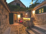 Renovirana dalmatinska kamena kuća sa apartmanima i ludim pogledom na more