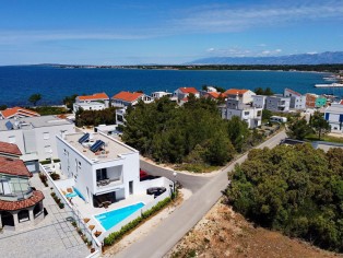 Semi-detached villa near the sea