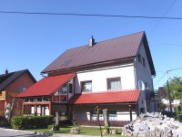 Familienhaus mit drei Wohnungen in Dorf-Idylle (NAL1152)