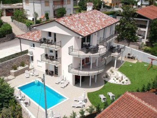 DETACHED VILLA with 3 apartments and a swimming pool (NAV2213)
