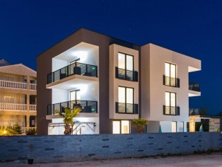 Modern apartment house with swimming pool (ISV2284)