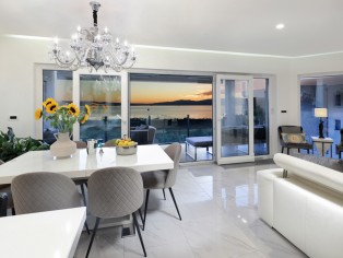 Luxuriöse Smart-Penthouse mit großzügiger Ausstattung und atemberaubenden Sonnenuntergang 1