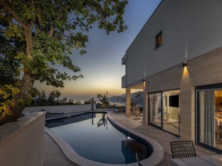 Modern villa with open sea views 5