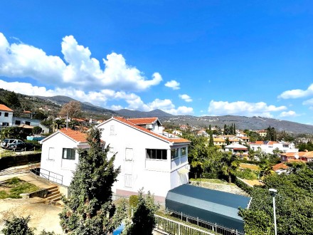 Moderan dvosobni stan s pogledom na more u Lovranu – 54 m², krovna terasa, parkirno mjesto