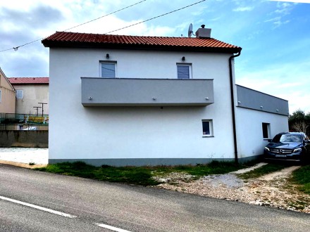 Kuća na kat s tri apartmana i bazenom