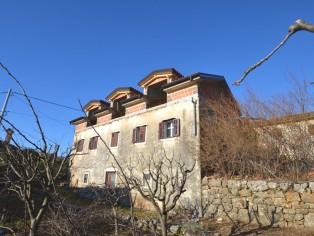 Dvije kamene kuće djelomično obnovljene 19