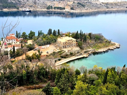 hotel directly by the sea