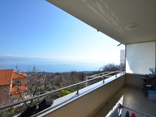 Dvosoban komforan stan na katu sa predivnim pogledom na more (NAF2021)
