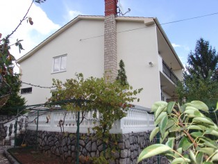 Detached house with three residential units and sea view 5