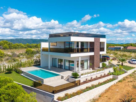 Ekskluzivna dizajnerska vila s panoramskim pogledom na Jadran, Kornate i Vransko jezero