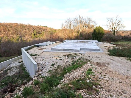 Baugrundstück mit Baugenehmigung und begonnenem Bauprojekt – Ostistrien