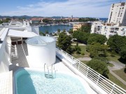 High quality penthouse with views of the old town and the sea 9