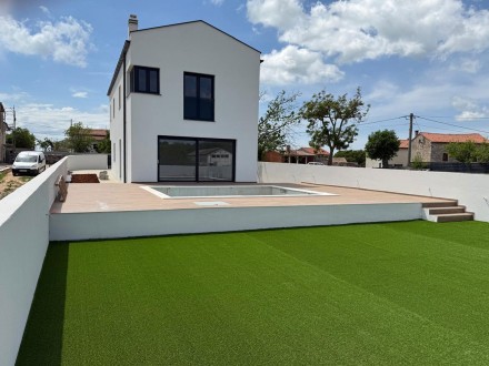Haus mit Pool – Neubau in Top-Qualität