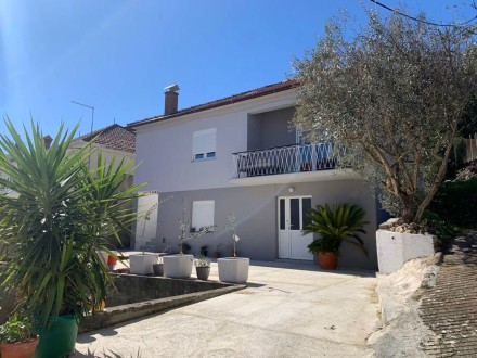 EXKLUSIVES STEINHAUS MIT MEERBLICK