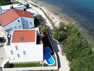 Villa with pool in the first row to the sea (MAV2275)