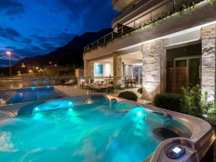 Luxury apartment right by the pool