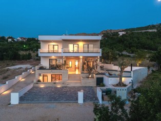 Modern villa with pool near Zadar (MAV2241)