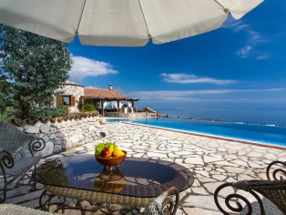 Atmospheric stone villa with infinity pool and breathtaking views 8