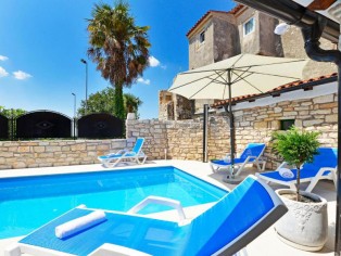 Renovated old stone house 15 km from the sea