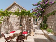 Renovirana dalmatinska kamena kuća sa apartmanima i ludim pogledom na more 3
