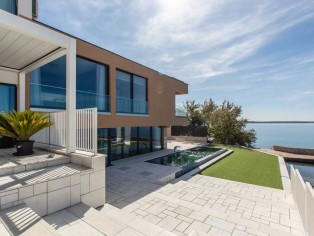 Fantastic villa in the 1st row to the sea (MAV2276)