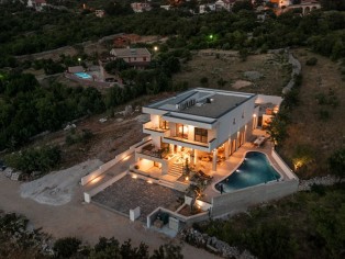 Modern villa with open sea views 4