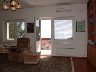 Detached house with three residential units and sea view 8