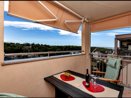 MAKARSKA – Großzügige Maisonette-Wohnung mit 93 m²