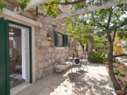 Renovirana dalmatinska kamena kuća sa apartmanima i ludim pogledom na more 4