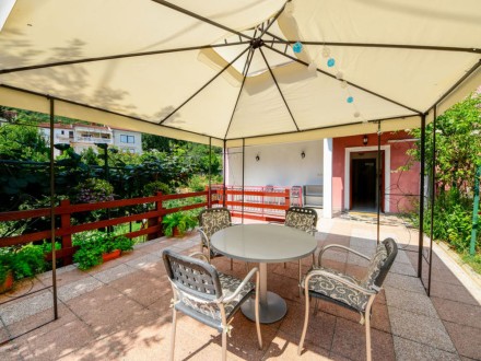 Grundsolides Haus mit drei Wohneinheiten