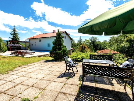 House with large plot 8 km from Opatija