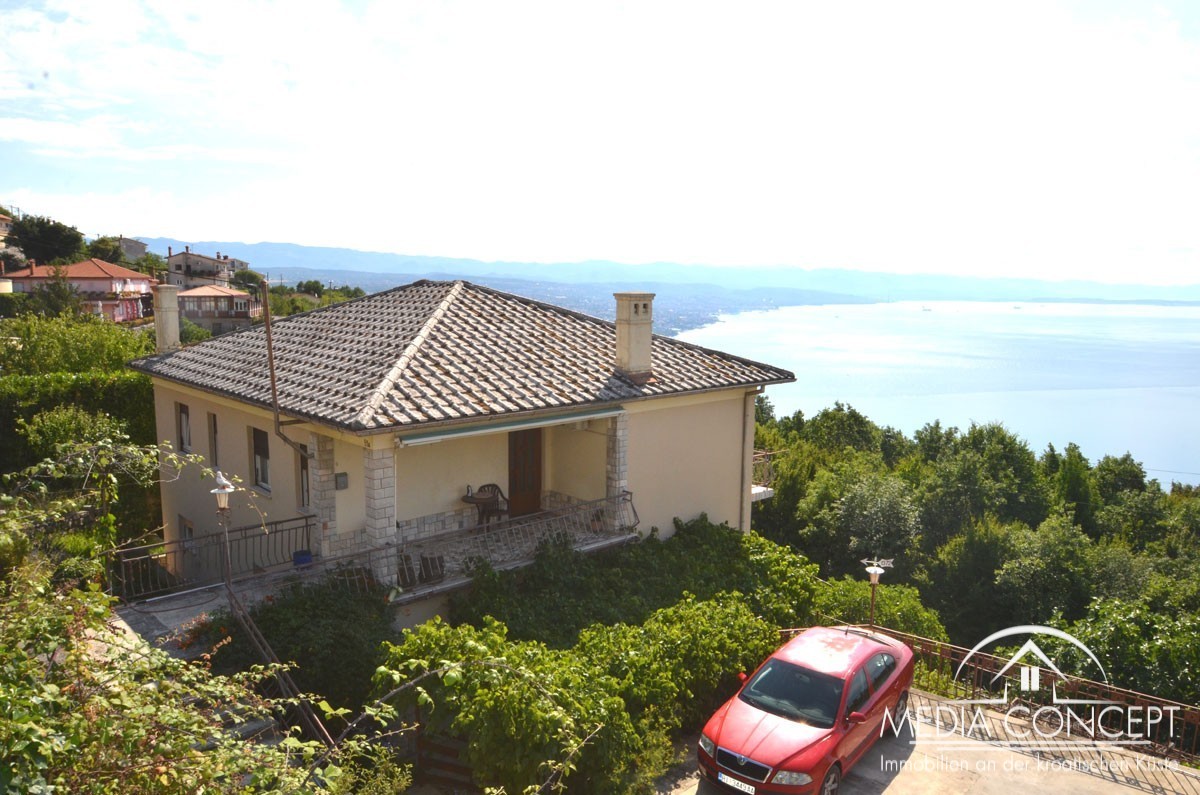 Opatija - Haus mit zwei Wohneinheiten und Meerblick in Hanglage