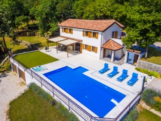House above Opatija with 40,000 m² land 6