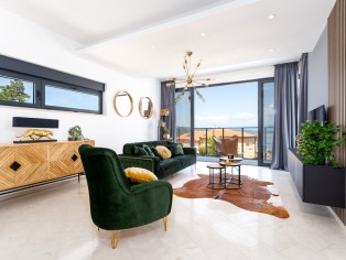 Grundsolide Familienvilla mit Pool und schöne Aussicht 8