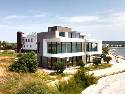 Luxuriöse moderne Villa direkt am Meer – Erste Reihe, Raum Zadar