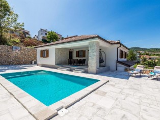 Living-friendly two-family house with pool and wonderful view 7