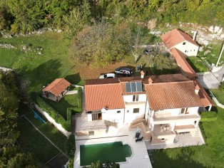 Zweifamilienhaus mit Schwimmbad und 1.500 m2 gepflegte Grundstück (NAH141)