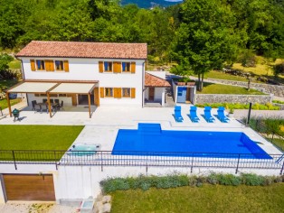 House above Opatija with 40,000 m² land 4