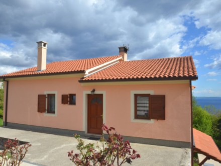 Familienhaus mit zwei Wohnungen und Meerblick in Grün