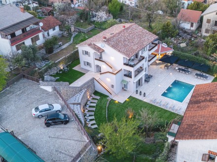 New building - house with two comfortable 4-room-flat + cellar