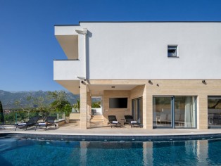 Modern villa with open sea views 7