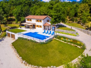 House above Opatija with 40,000 m² land 5