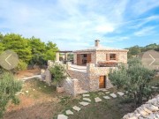 Tradizioneles house with large plot (SAH1722)