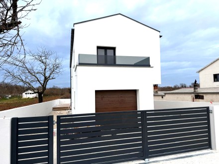 Haus mit Pool – Neubau in Top-Qualität