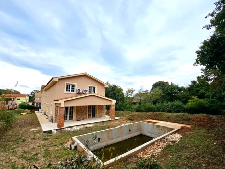 Tolles Steinhaus neu erbaut im Grünem