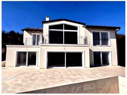 Attraktive Neubau- Familienvilla mit Pool in ruhigen Lage